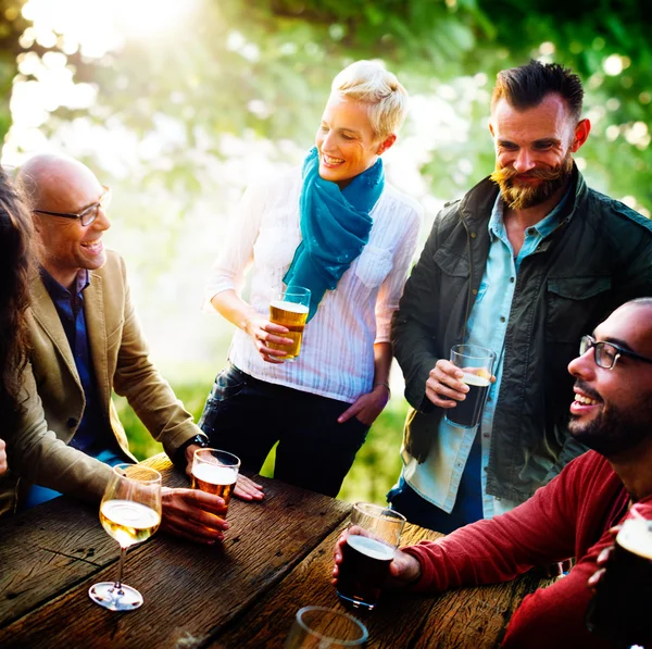 Amis traînant dehors, concept de boisson — Photo