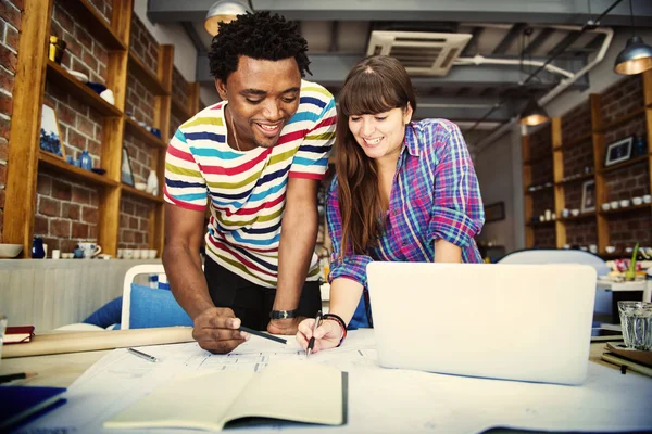 Arquitectos Trabajando juntos en la oficina — Foto de Stock