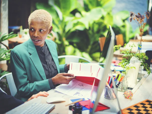 Imprenditrice sul posto di lavoro in ufficio — Foto Stock