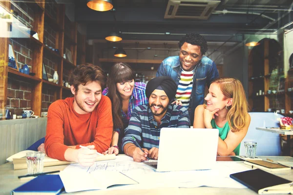 Architekten arbeiten im Büro zusammen — Stockfoto