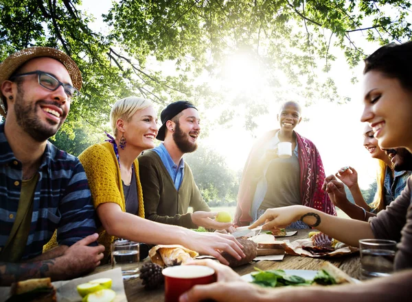 Amis Salle à manger en plein air, Concept d'amitié — Photo