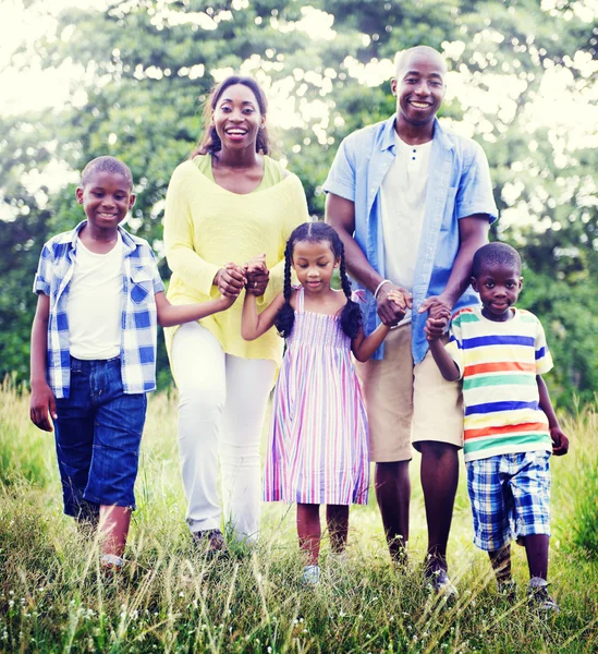 Familia africana feliz en el parque —  Fotos de Stock