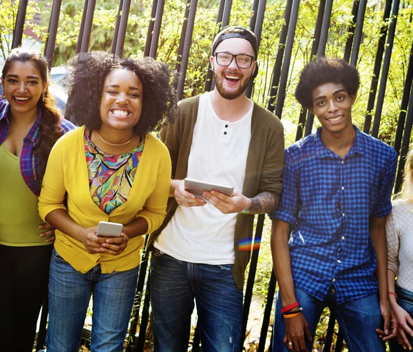 Amigos caminando en el parque, concepto de convivencia —  Fotos de Stock