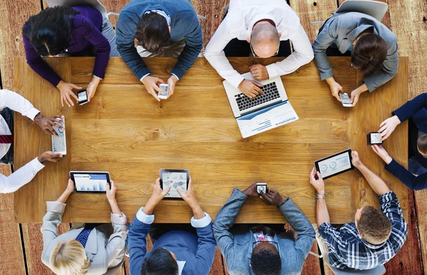 Mensen uit het bedrijfsleven met behulp van digitale apparaten — Stockfoto