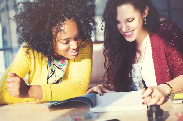 Birlikte proje konsepti üzerine çalışan bayanlar