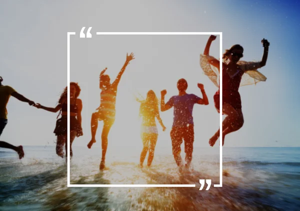 Glückliche Freunde, die Spaß am Strand haben — Stockfoto