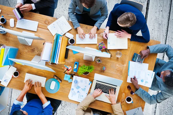 Geschäftsleute im Büro — Stockfoto