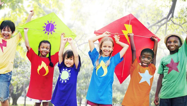 Bambini che giocano aquiloni — Foto Stock