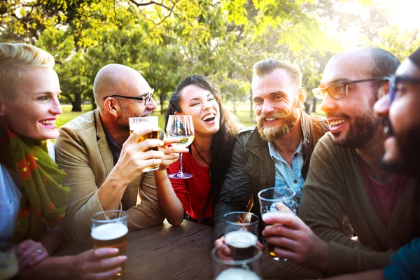 Freunde hängen Trinkkonzept ab — Stockfoto