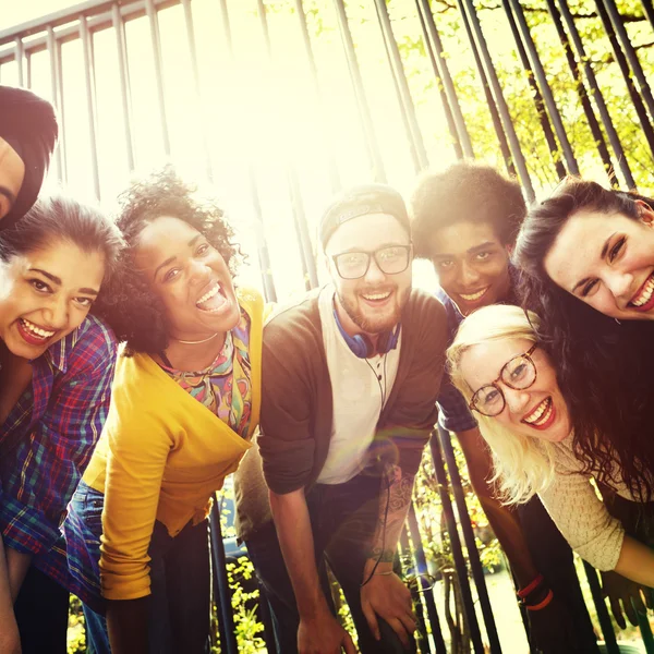 Freunde gehen im Park spazieren, Zusammengehörigkeitskonzept — Stockfoto