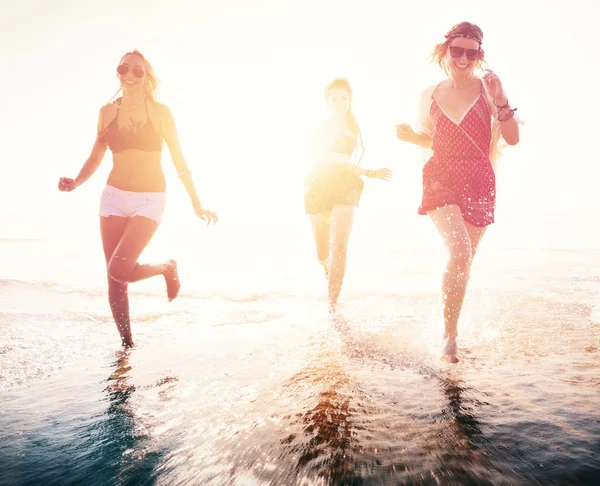 友谊和自由在夏日海滩概念 — 图库照片