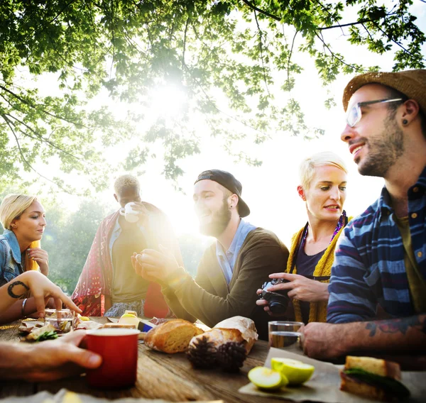 Vänner maten utomhus, vänskap koncept — Stockfoto