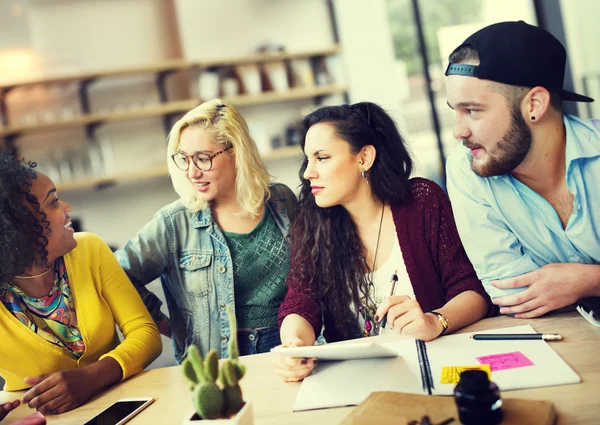 Människor vid möte, kommunikation koncept — Stockfoto