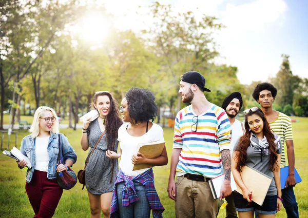 Öğrenciler College Park'taki dostluk kavramı