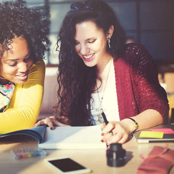 Damen arbeiten gemeinsam an Projektkonzept — Stockfoto