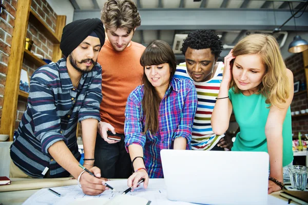 Architetti Lavorare insieme in ufficio — Foto Stock