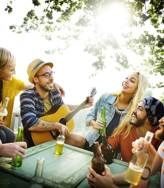 Amici appendere fuori concetto — Foto Stock