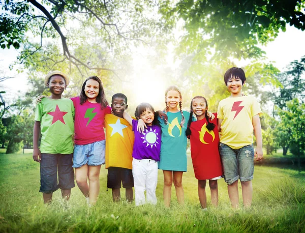 Freundschaft und Miteinander der Kinder — Stockfoto