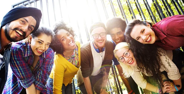 Freunde gehen im Park spazieren, Zusammengehörigkeitskonzept — Stockfoto