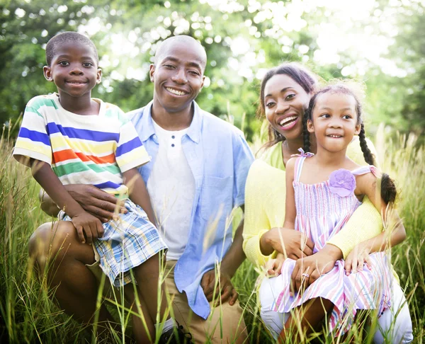 Retrato de una familia africana feliz — Foto de Stock