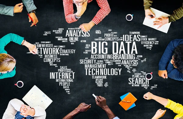 Affärsmän på mötet och big data — Stockfoto