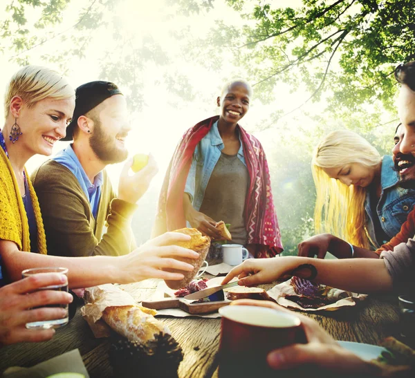 Freunde essen im Freien, Freundschaftskonzept — Stockfoto