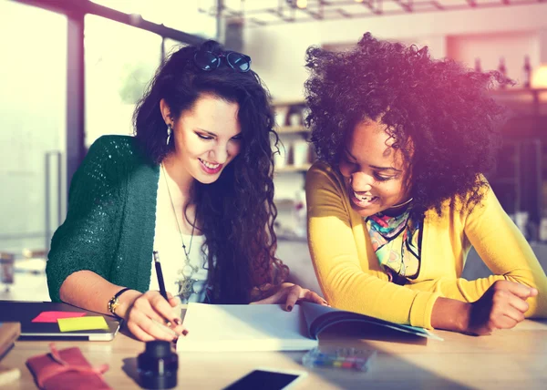 Concepto de Mujeres y Trabajo en Equipo —  Fotos de Stock