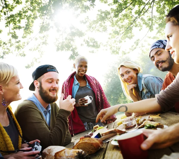 Amigos Comer al aire libre, Concepto de amistad —  Fotos de Stock