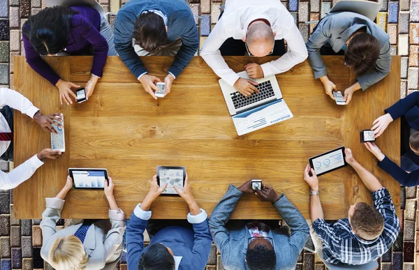 Gente de negocios que usa dispositivos digitales — Foto de Stock