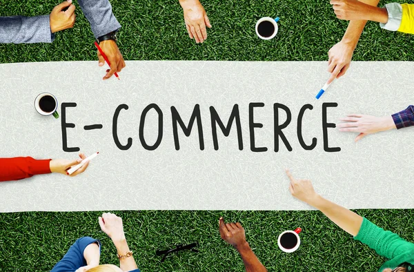 Geschäftsleute verweisen auf E-Commerce — Stockfoto