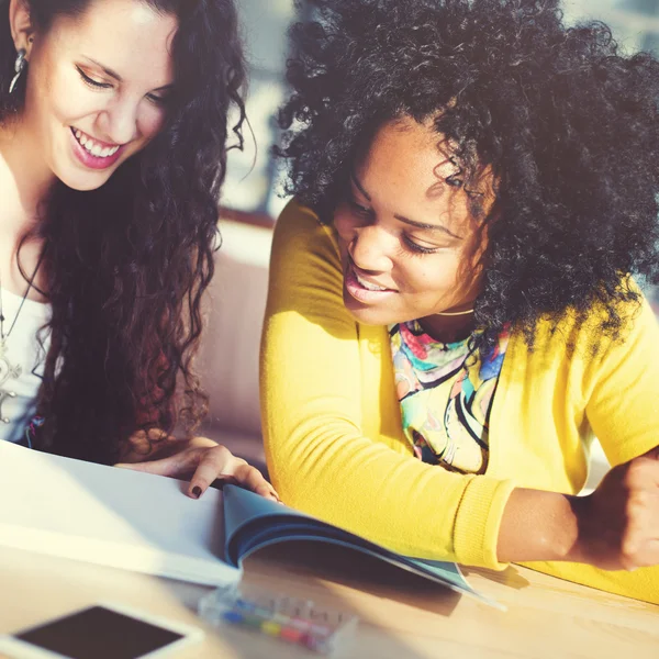 Damen arbeiten gemeinsam an Projektkonzept — Stockfoto