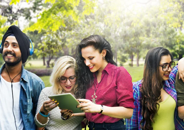 Persone che parlano, comunicazione con gli amici Concetto — Foto Stock