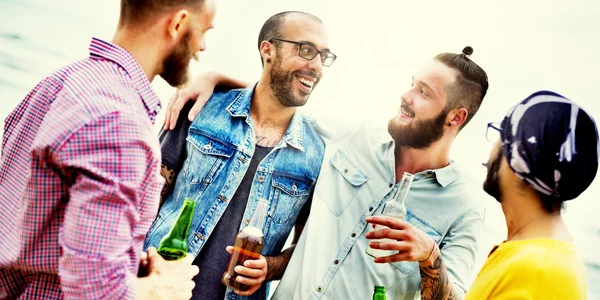 Amigos bebendo juntos Conceito — Fotografia de Stock