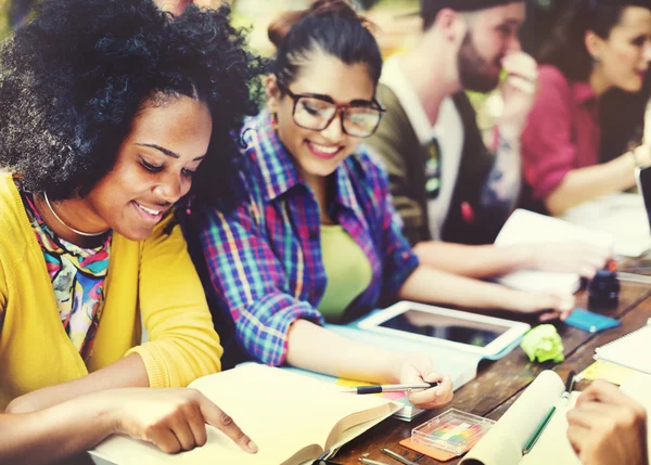 Mensen studeren, studenten op Campus Concept — Stockfoto