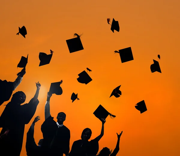 Studenten feiern Abschluss, Ausbildungskonzept — Stockfoto