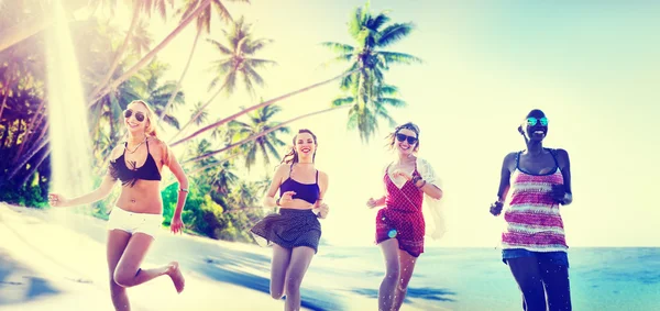 Women friends having fun on the beach — Stock Photo, Image