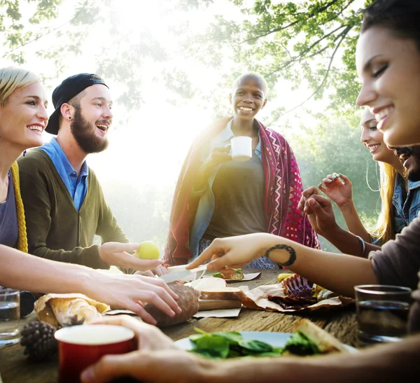 Vrienden eten buitenshuis, vriendschap Concept — Stockfoto