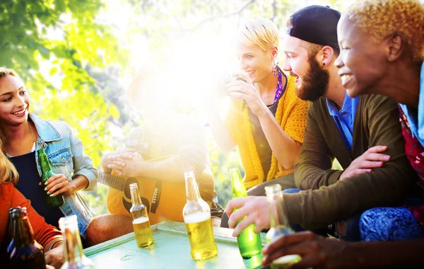 Friends Hanging Out and Drinking Concept — Stock Photo, Image