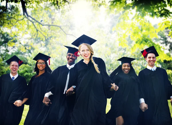 Estudiantes celebrando el concepto de graduación — Foto de Stock