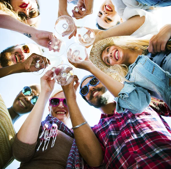 Pessoas brindam no conceito de festa — Fotografia de Stock