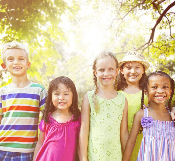 Diversidad de Amigos en el Concepto de Felicidad del Parque — Foto de Stock