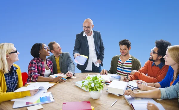 Groep van diversiteit mensen brainstormen — Stockfoto