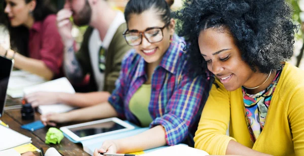 Mensen studeren, studenten op Campus Concept — Stockfoto