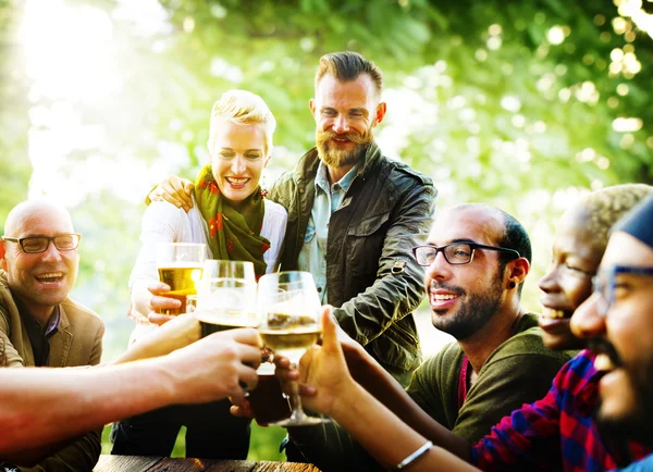 Amigos no conceito de festa ao ar livre — Fotografia de Stock