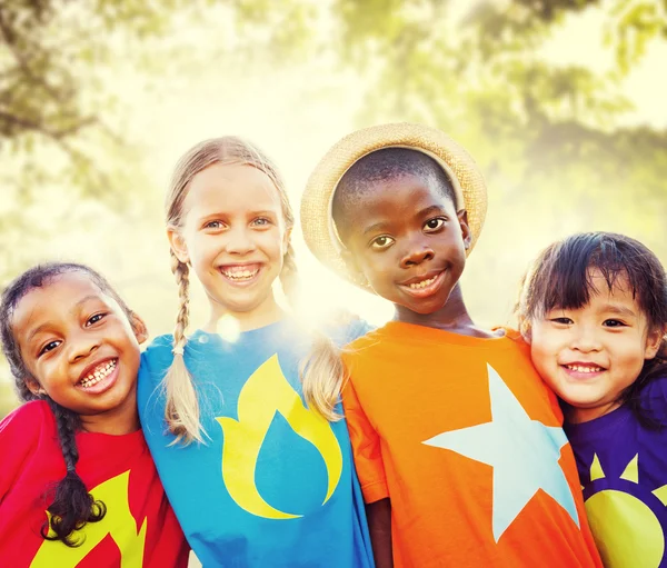 Freundschaft und Miteinander der Kinder — Stockfoto