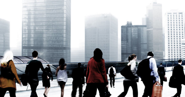 бизнесмены, гуляющие по городу