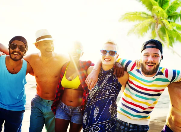 Amigos que se unen en el concepto de playa —  Fotos de Stock