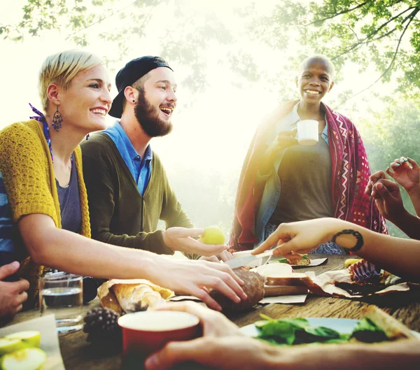 Vrienden eten buitenshuis, vriendschap Concept — Stockfoto