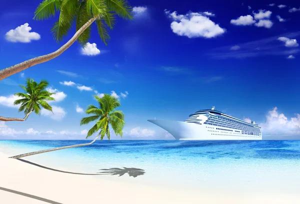 Cruise schip in de buurt van Beach — Stockfoto