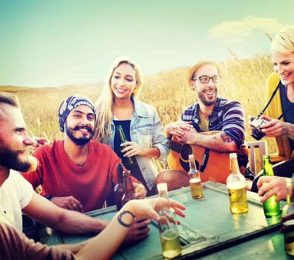 Amigos pasando el rato y bebiendo Concepto —  Fotos de Stock